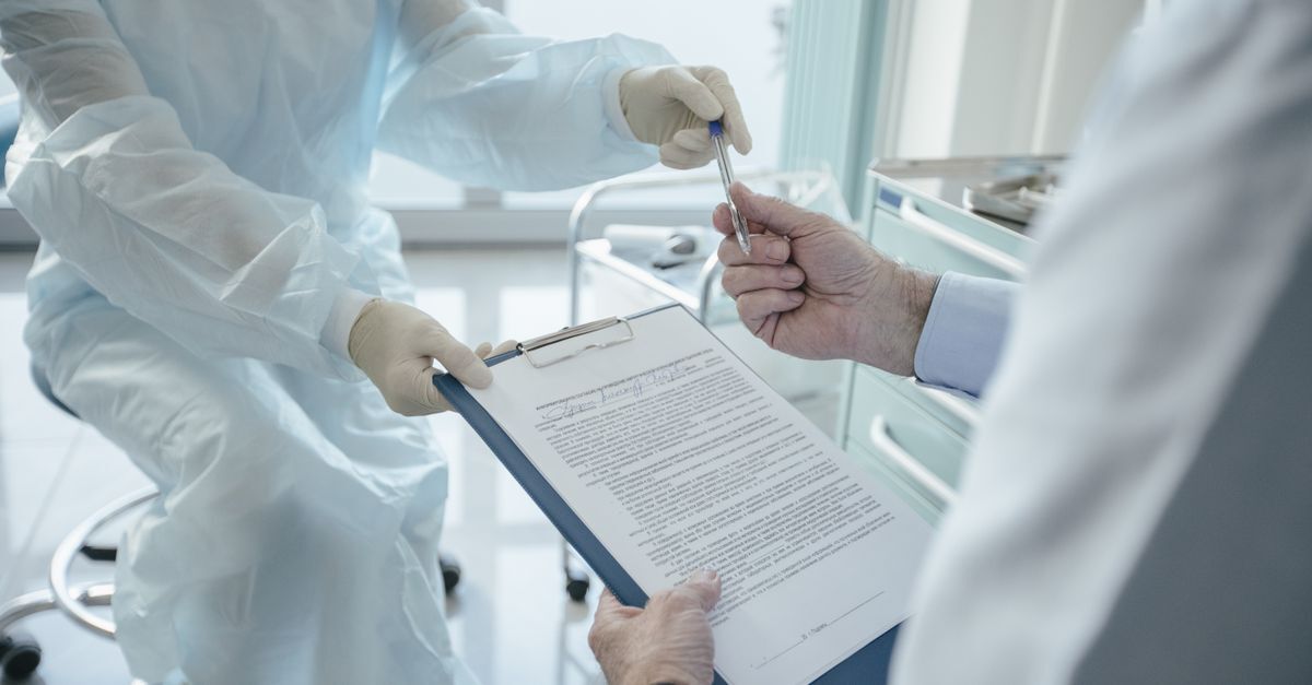 Cid e75 2 doenca de gaucher afastamento auxilio doenca e aposentadoria inline 2 612776 1786644240 Profissional de saúde e paciente em uma interação médica, discutindo documentação.
