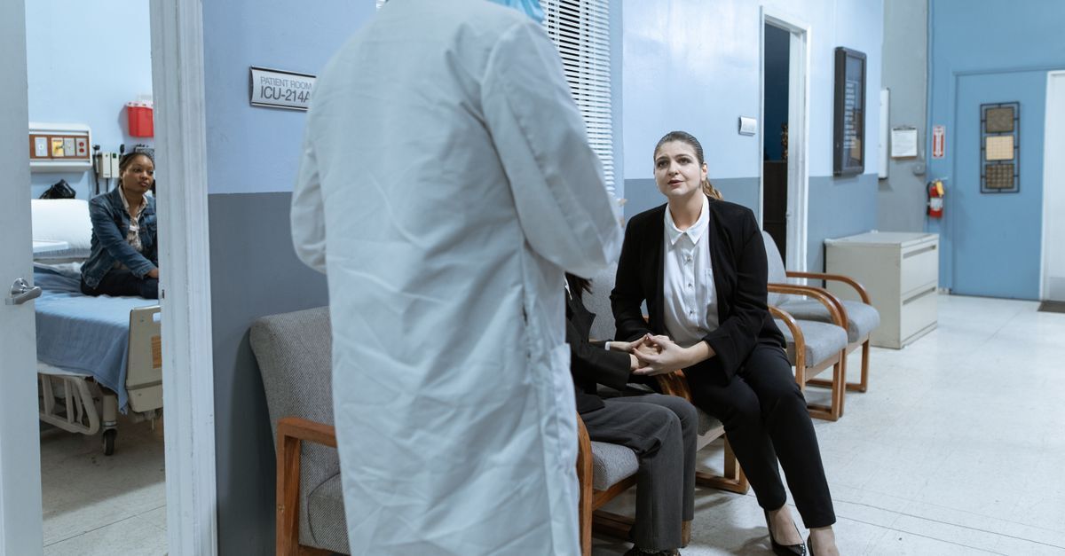 Cid e76 mucopolissacaridose afastamento auxilio doenca e aposentadoria inline 2 611323 1786626376 Paciente em um corredor hospitalar conversando com um profissional de saúde.