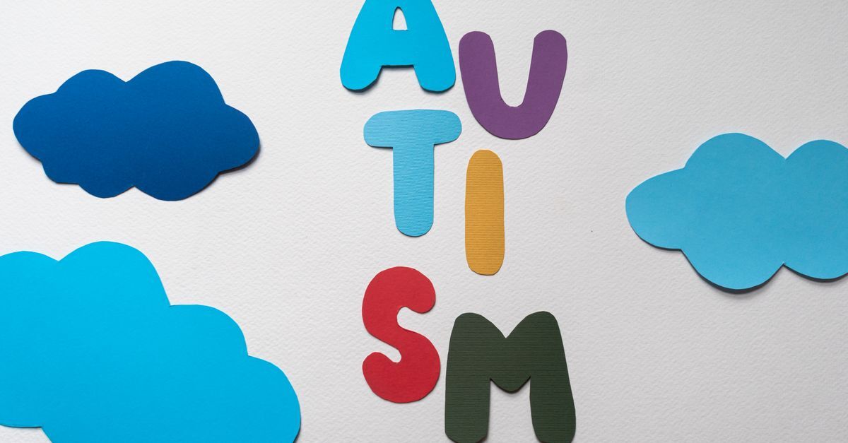 Cid f84 transtorno do espectro autista afastamento auxilio doenca e aposentadoria inline 1 661857 1787403846 Letras coloridas formando 'autismo' com nuvens ao fundo, representando o transtorno de forma visual e acessível.