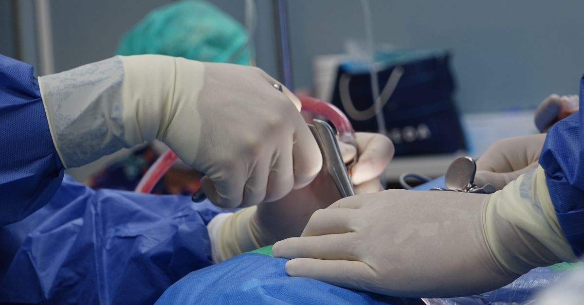 Cid g62 polineuropatia afastamento auxilio doenca e aposentadoria inline 1 645105 1787058248 Médico e enfermeira realizando um procedimento em um paciente durante uma cirurgia.