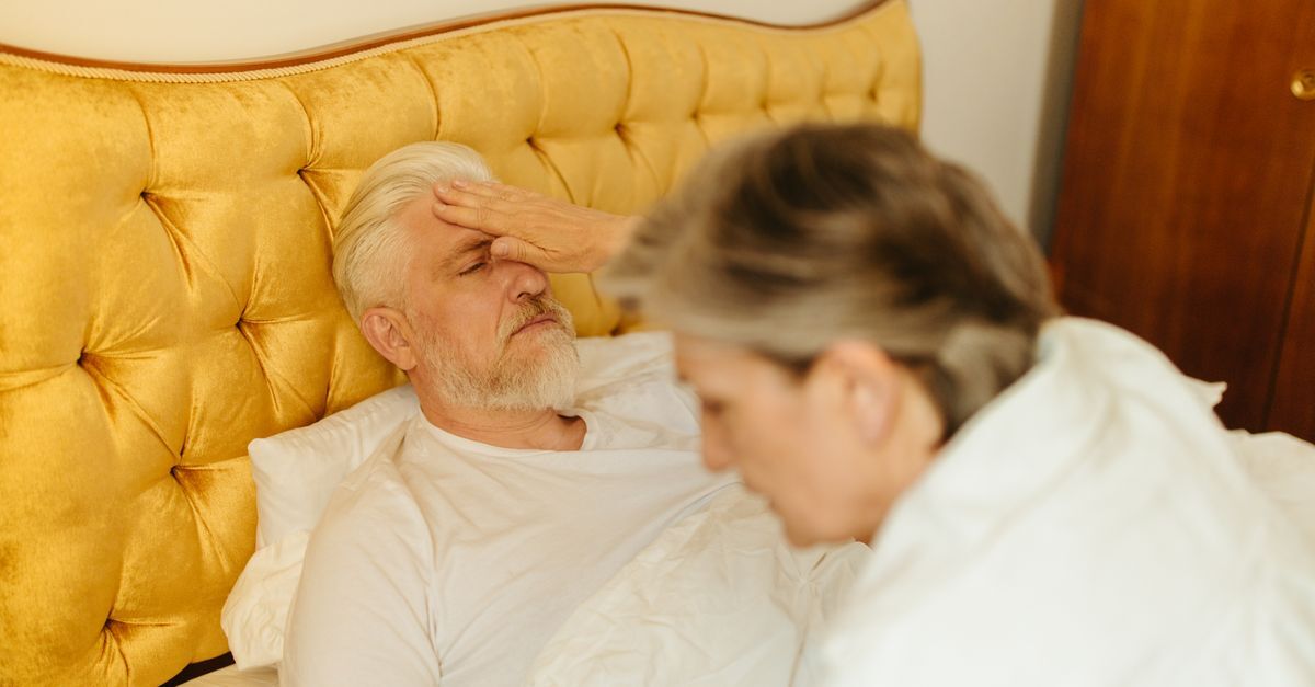Cid g70 0 miastenia gravis afastamento auxilio doenca e aposentadoria inline 2 638074 1786971916 Mulher ajudando homem idoso na cama, possivelmente em situação de saúde delicada.