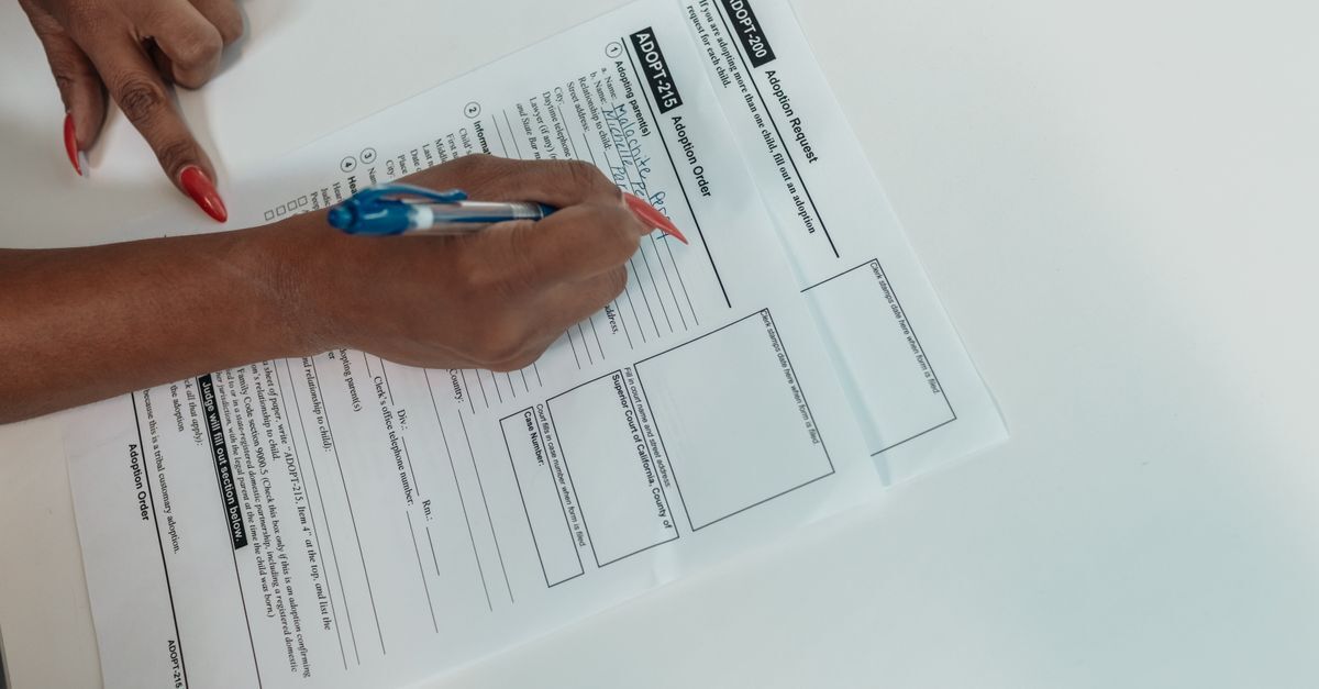 Cid g91 hidrocefalia afastamento auxilio doenca e aposentadoria inline 1 646921 1787076414 Pessoa escrevendo em um formulário com uma caneta, indicando a ação de preenchimento de documentos.