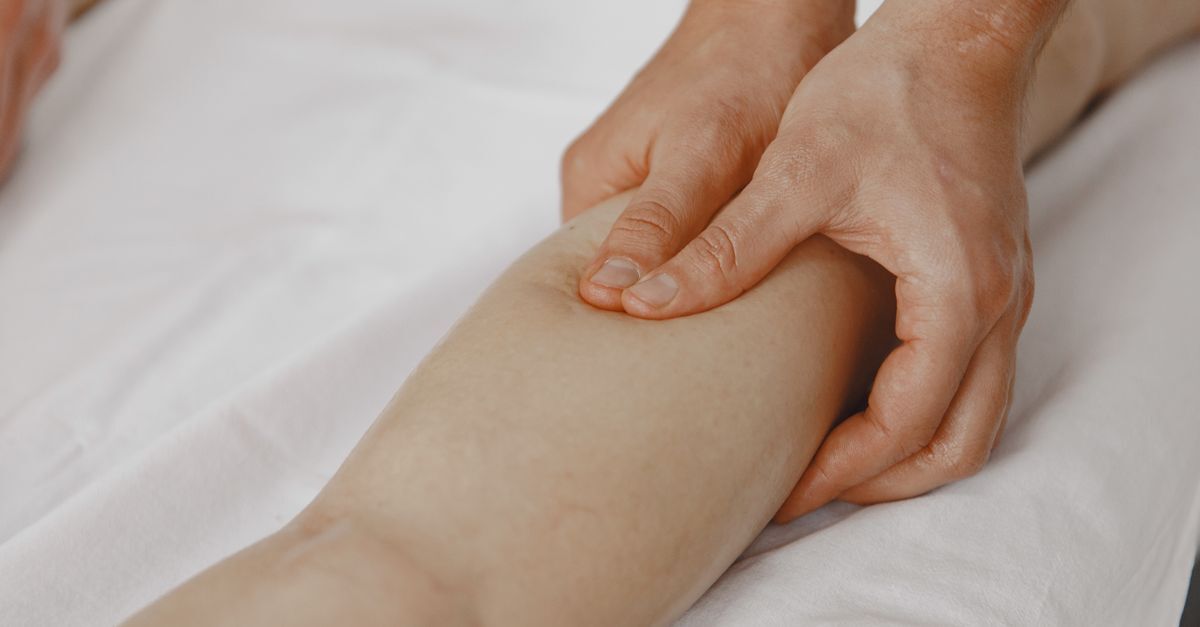 Cid i80 trombose venosa profunda afastamento auxilio doenca e aposentadoria inline 1 662983 1787508251 Mãos realizando massagem em um braço deitado sobre uma superfície branca.