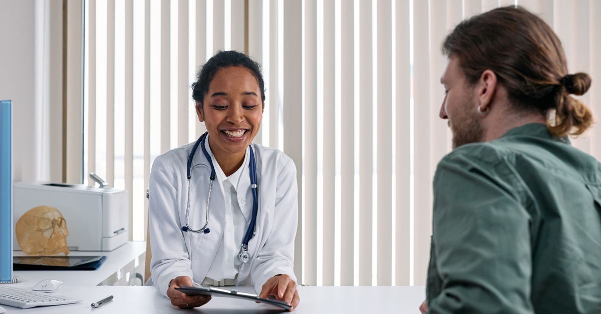 Cid i80 trombose venosa profunda afastamento auxilio doenca e aposentadoria inline 2 662983 1787508262 Médica e paciente em uma consulta médica, discutindo informações em um tablet.