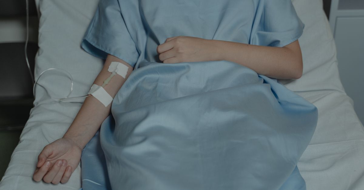 Cid k72 insuficiencia hepatica afastamento auxilio doenca e aposentadoria inline 1 626009 1786799053 Pessoa em cama de hospital com curativo no braço, usando roupa hospitalar.