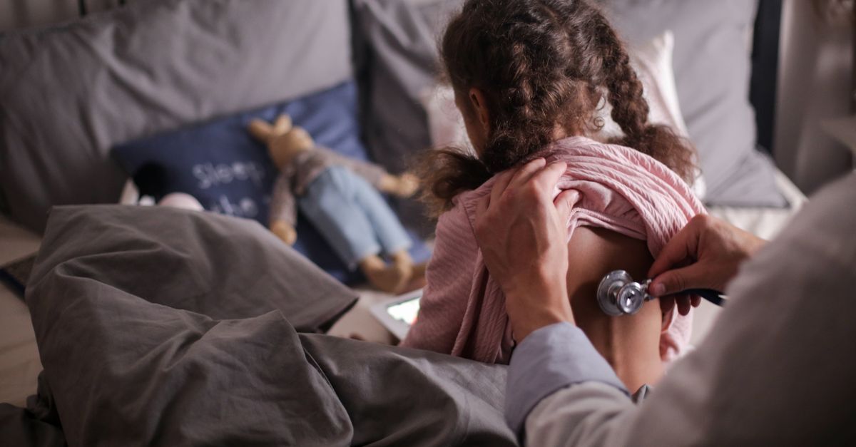 Cid q85 0 neurofibromatose afastamento auxilio doenca e aposentadoria inline 2 652261 1787144670 Pessoa em cama sendo examinada por um profissional de saúde, indicando contexto de saúde e benefícios.