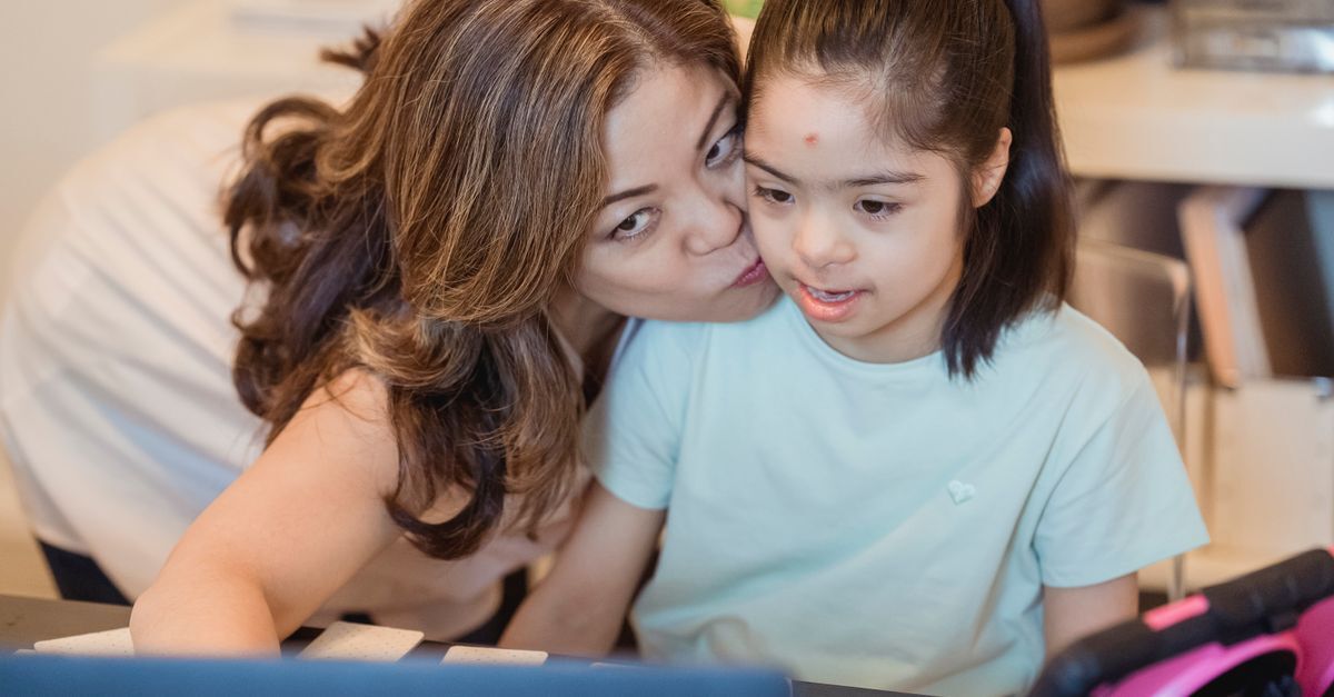 Cid q91 4 sindrome de patau afastamento auxilio doenca e aposentadoria inline 2 605956 1786557885 Mulher e menina em um ambiente doméstico, sugerindo cuidado e apoio em situações de saúde.