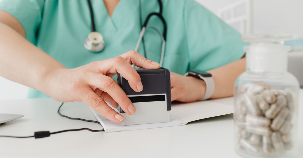 Cid t07 politraumatismo afastamento auxilio doenca e aposentadoria inline 2 530219 1785762981 Médico em consultório usando equipamento de marcação em documento.