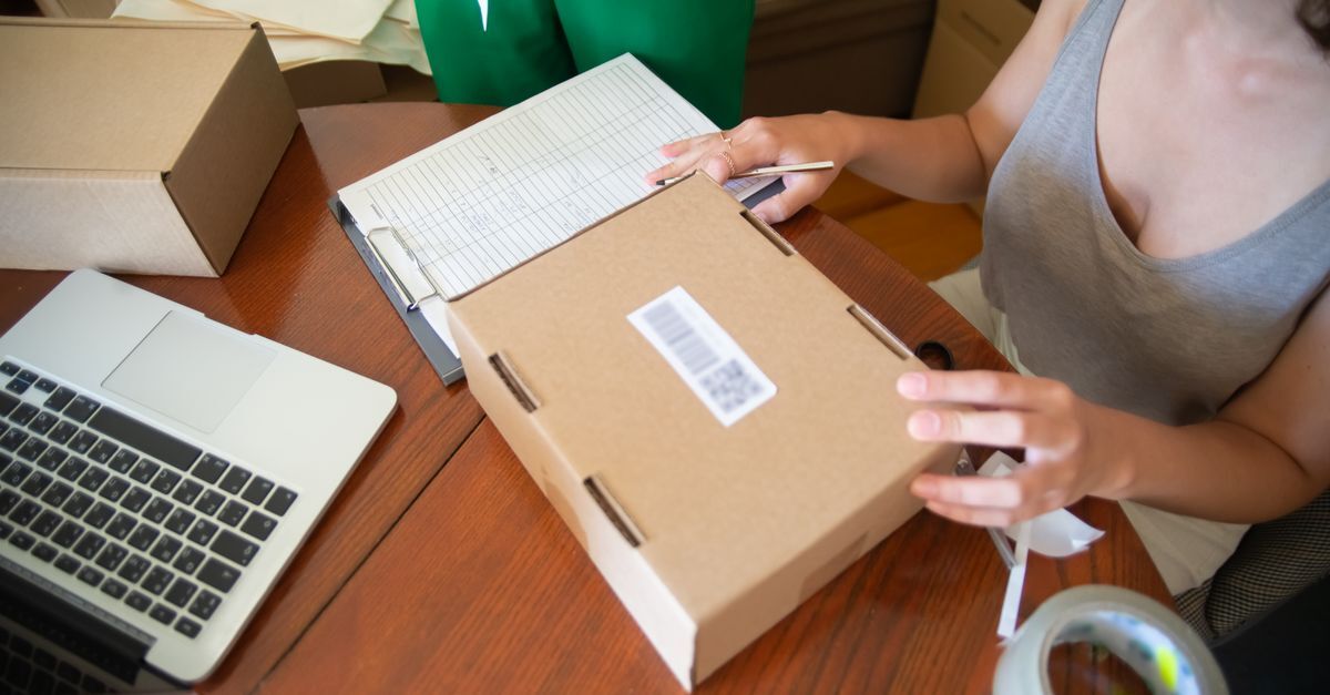 Codigo de defesa do consumidor inline 1 443953 1787132051 Pessoa segurando uma caixa com etiqueta, possivelmente em processo de devolução ou reclamação.