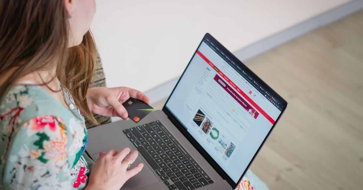 Codigo de defesa do consumidor inline 1 662625 1787484852 Mulher usando um laptop para fazer uma compra online.