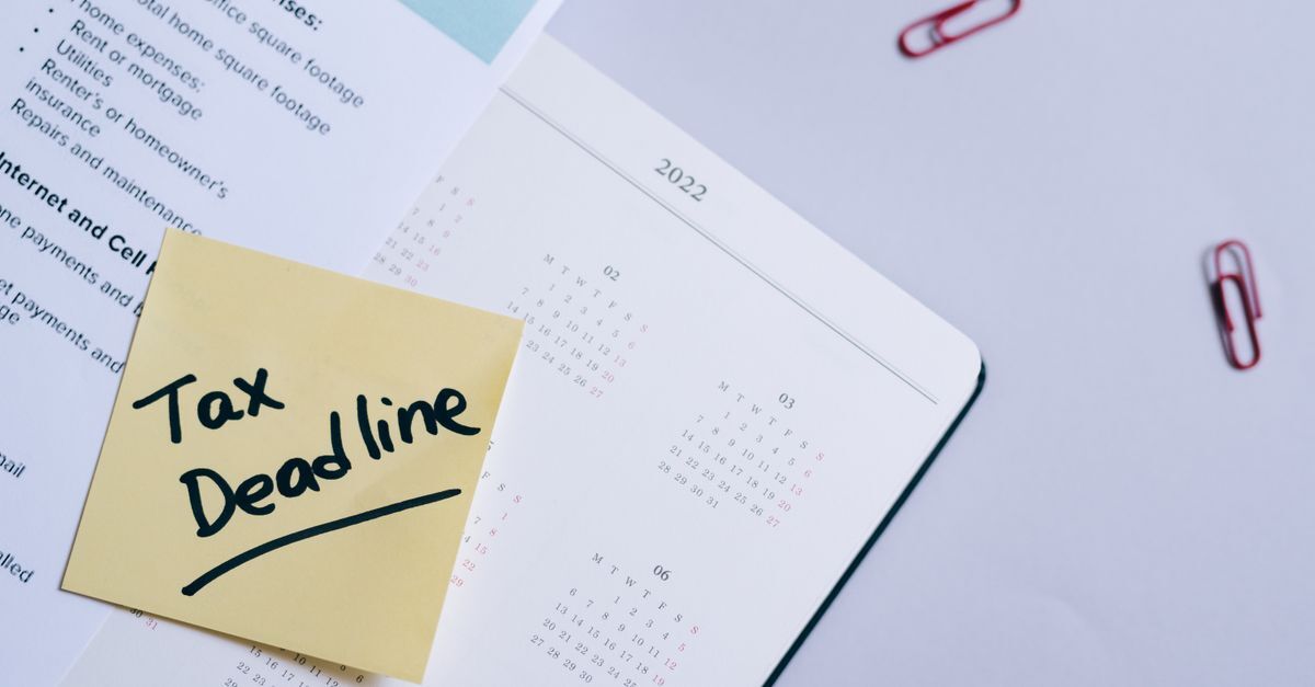 Codigo de defesa do consumidor inline 2 443953 1787132062 Agenda com a data '2022' e um post-it com 'tax deadline' em uma mesa.