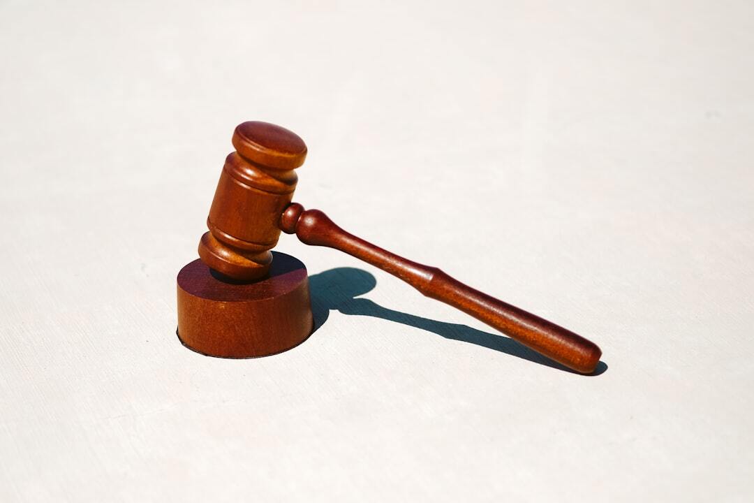 Colaboracao premiada inline 2 527415 1785699999 Martelo de justiça em posição de golpe, simbolizando a autoridade judicial e a aplicação da lei.
