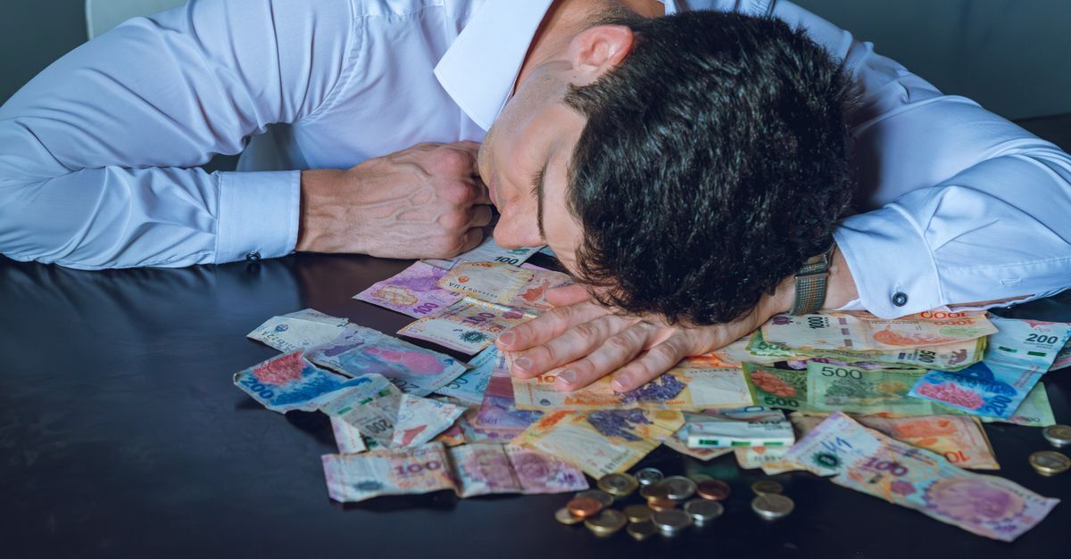 Corrupcao passiva e ativa inline 2 640448 1786995323 Homem deitado sobre moedas e cédulas, sugerindo corrupção passiva.