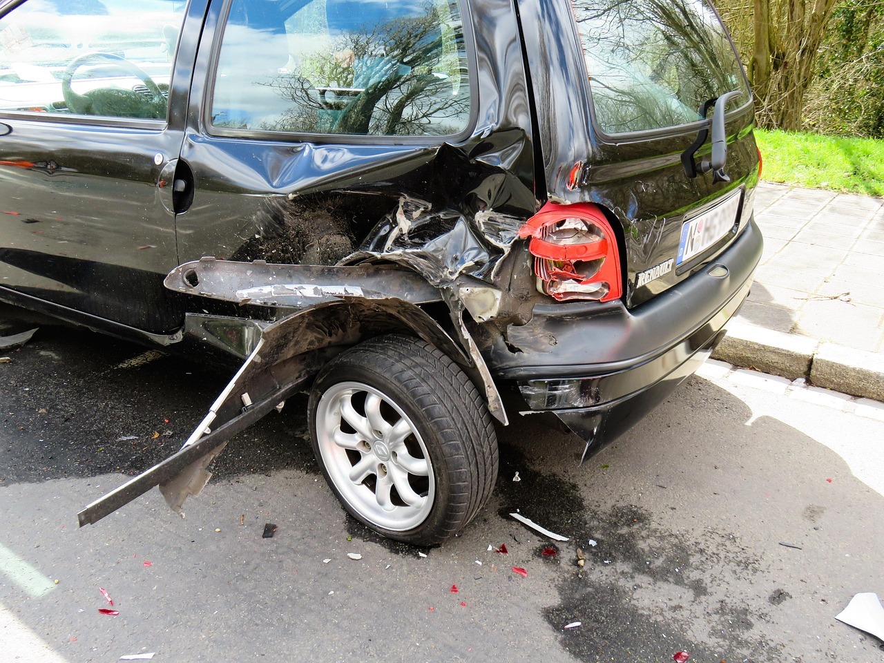 Carro com danos graves após um acidente de trânsito.