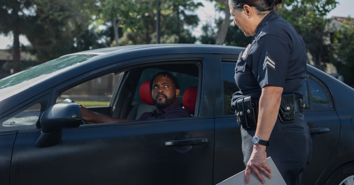 Crimes de transito inline 2 625317 1786795452 Homem sendo abordado por uma policial de trânsito em um veículo.
