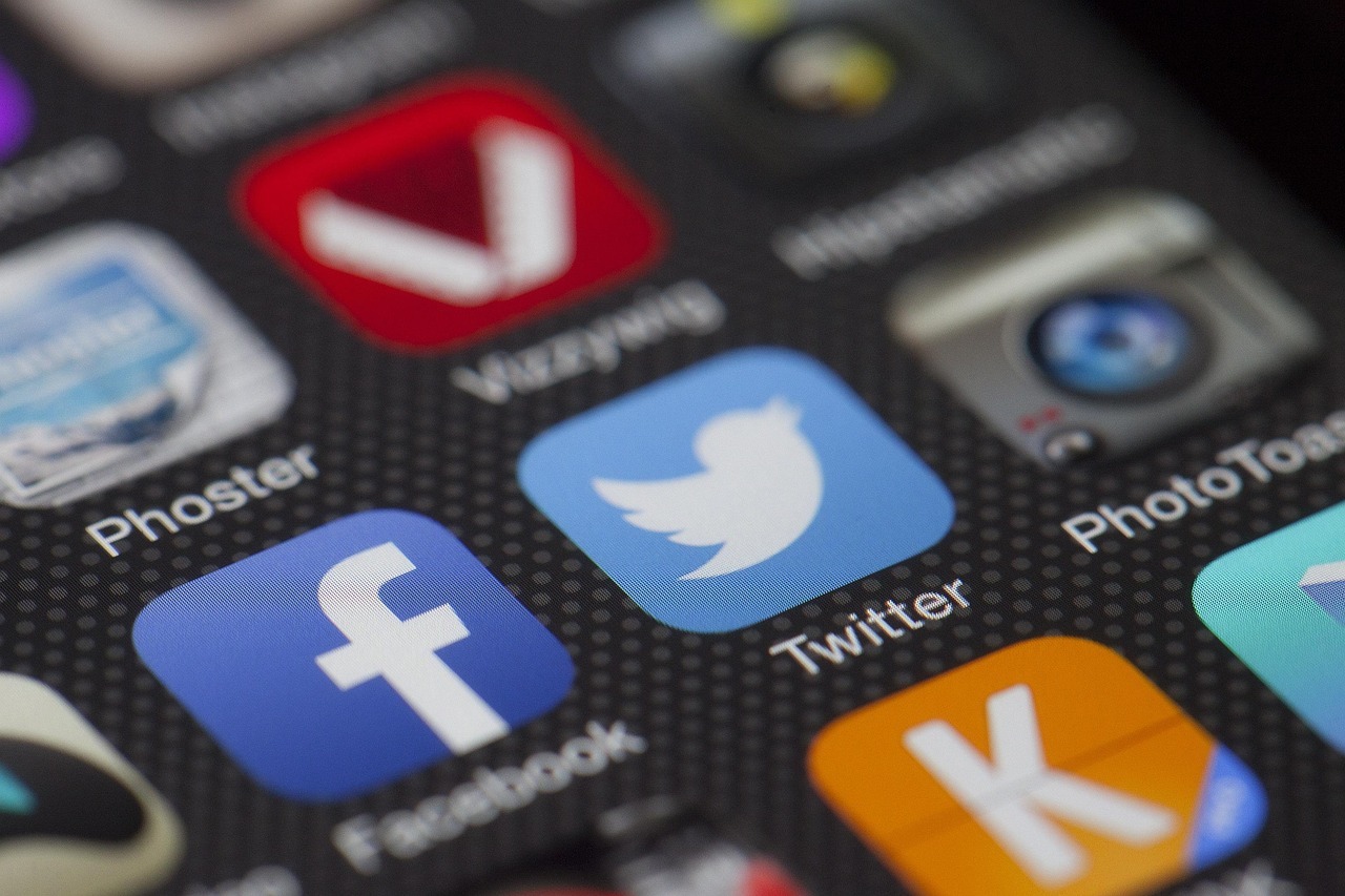 Crimes digitais inline 1 613228 1786649751 Aplicativos de redes sociais como facebook e twitter em um smartphone.