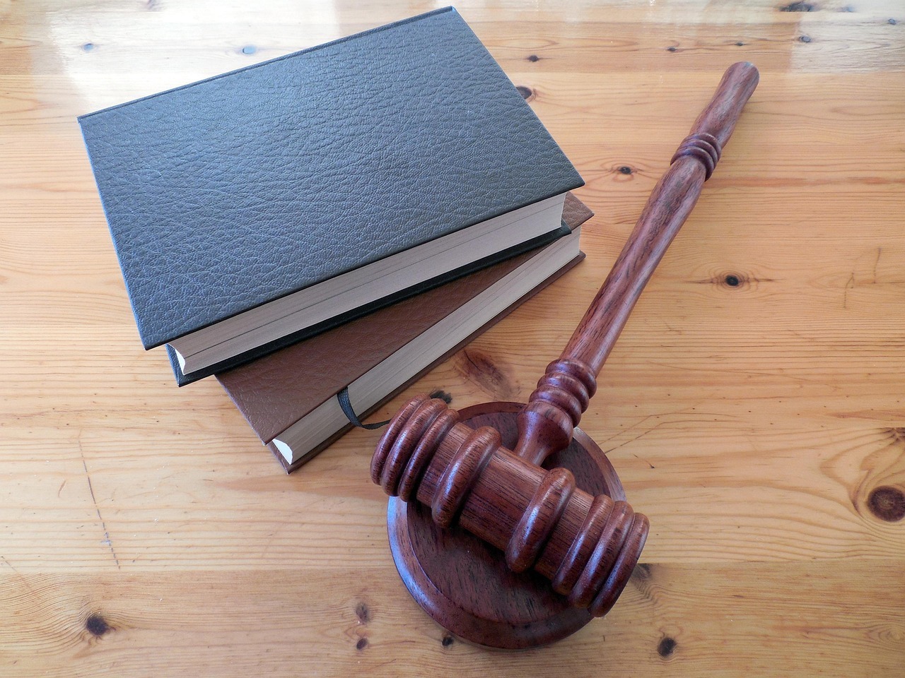 Crimes falimentares inline 1 522743 1785613198 Livros e um martelo de justiça sobre uma mesa de madeira