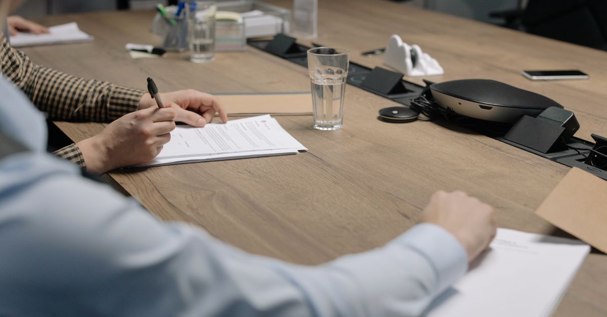 Crimes falimentares inline 2 522743 1785613211 Pessoas em uma reunião de trabalho discutindo documentos.