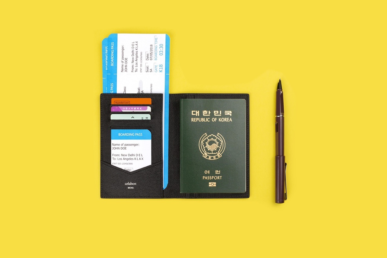 Crnm registration in brazil step by step guide for foreigners inline 2 617048 1786714519 Passaporte e cartão de crédito em uma carteira, simbolizando documentos de viagem e identificação.