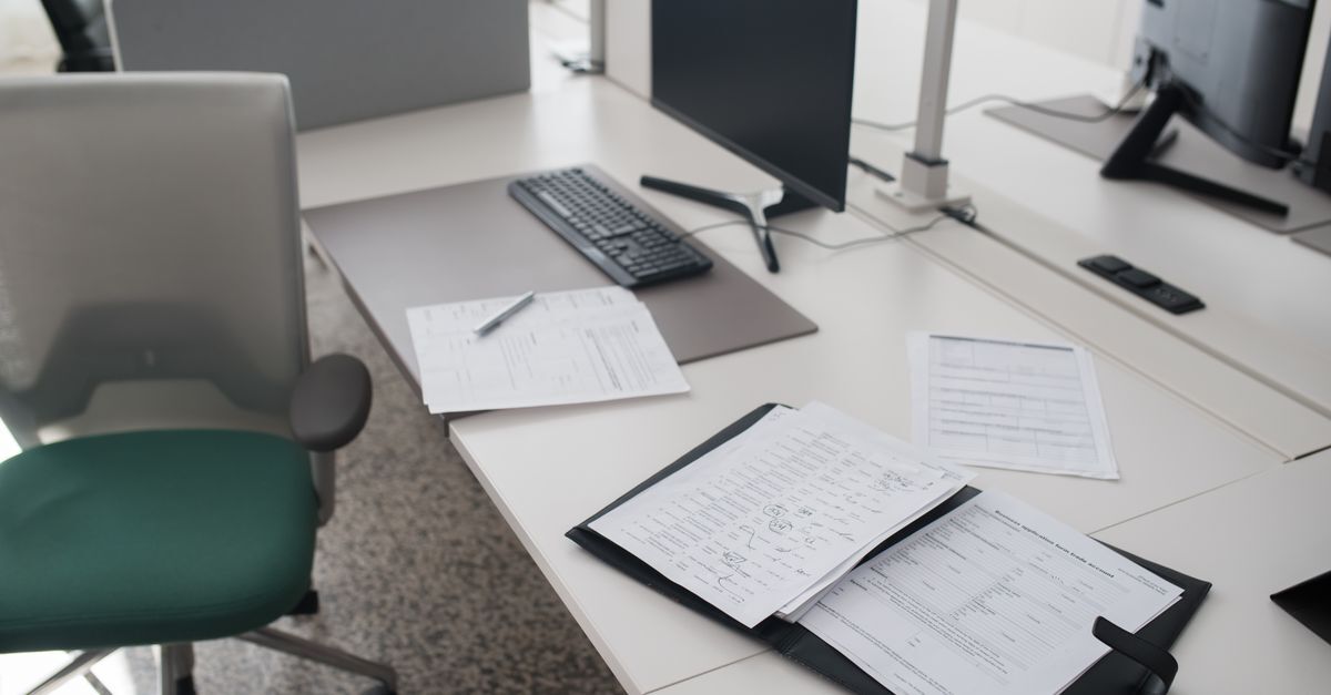 Crnm registration inline 2 662041 1787416472 Tabela de trabalho com documentos e materiais de escritório, sugerindo um ambiente de trabalho administrativo.