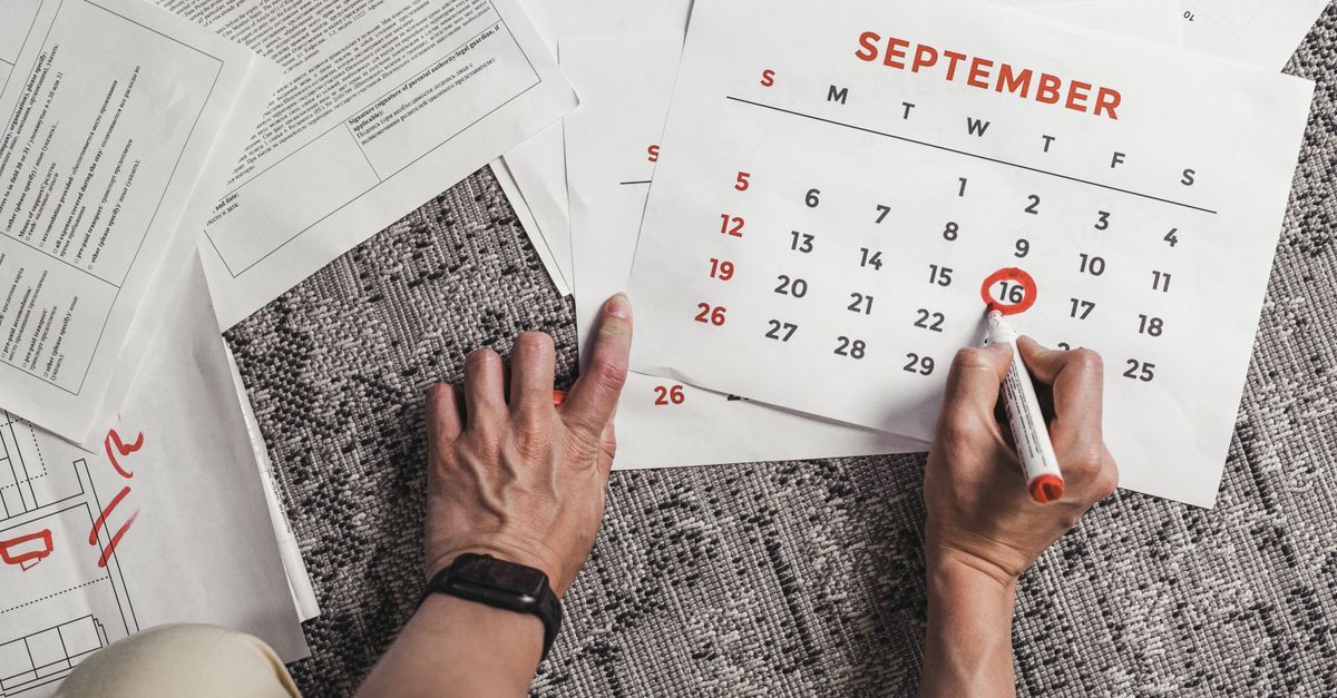 Devolucao de produto inline 1 217112 1787564068 Pessoa marcando datas em um calendário, possivelmente planejando prazos de garantia.