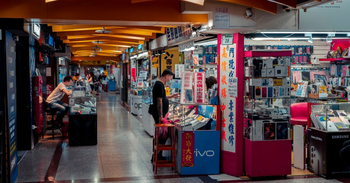 Devolucao de produto inline 2 217112 1787564080 Cliente em uma loja conversando com um atendente sobre produtos.