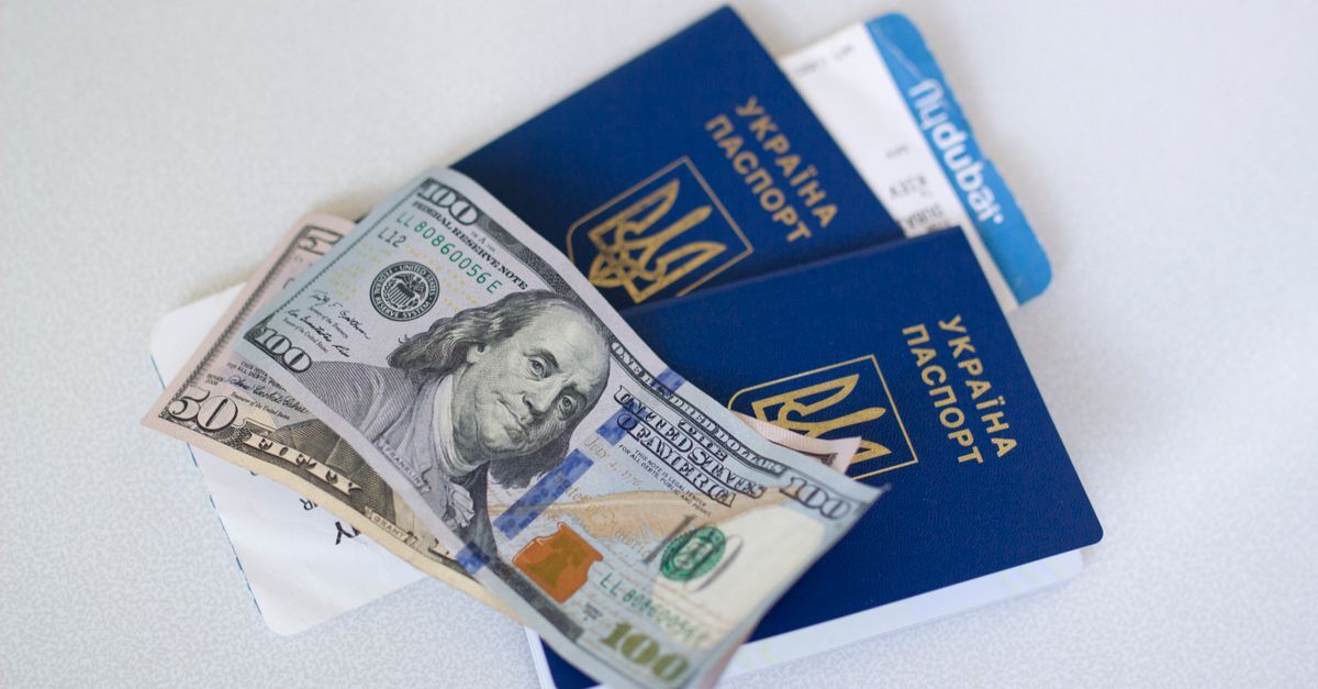 Foreign income tax in brazil inline 1 639292 1786984515 Passeportes e dólares americanos sobre uma superfície branca