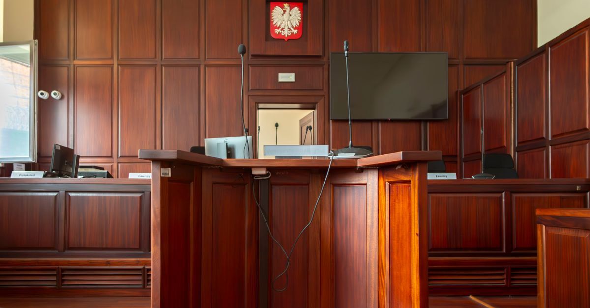 Guarda de filhos inline 1 125838 1785671123 Sala de audiência com mesa de juiz e microfones, ambiente jurídico onde questões de guarda de filhos podem ser discutidas.