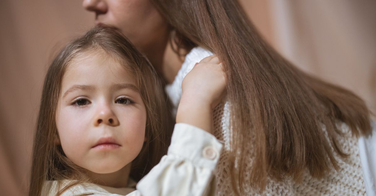 Guarda de filhos inline 2 577138 1786275372 Criança segurando a mão de um adulto, em um gesto de afeto e proteção.