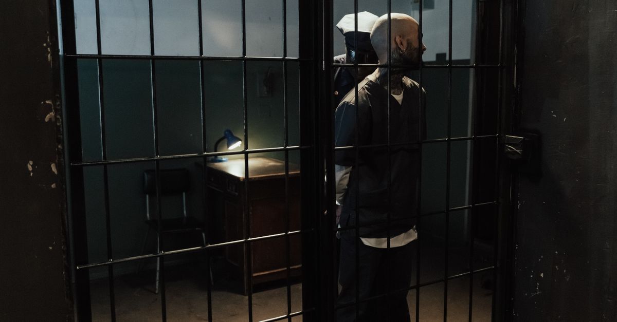 Habeas corpus inline 1 584936 1786377886 Homem preso em cela com luz e móveis, ilustrando a situação de uma prisão sem justificativa.