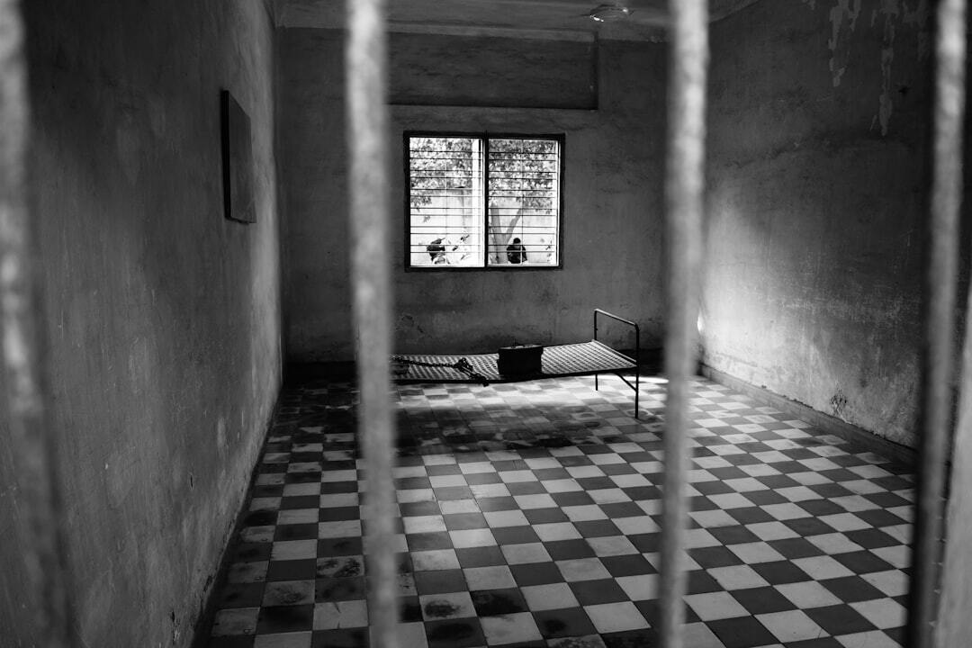 Habeas corpus inline 1 634249 1786896340 Cadeia na frente de uma cela com cama e janela, vista de dentro da cela.