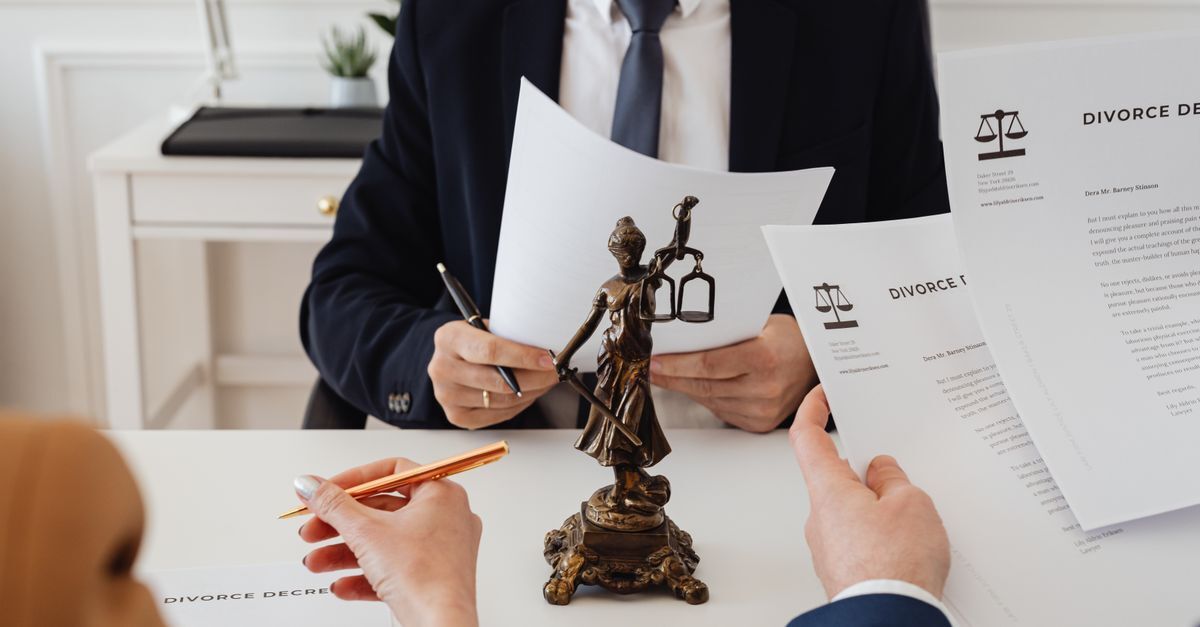 Habeas corpus inline 2 634249 1786896352 Pessoa segurando documentos legais em frente a uma estátua de justiça, em uma mesa de escritório.