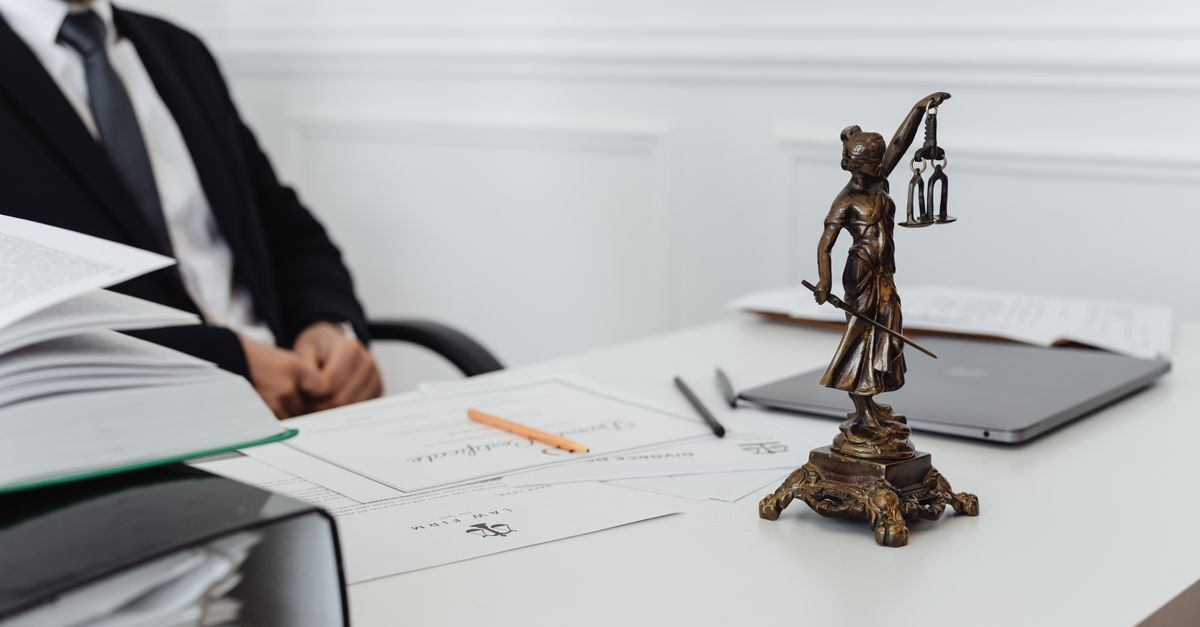 How brazilian legal system works inline 1 572360 1786206930 Escritório com documentos e uma estátua de justiça em uma mesa, representando o sistema legal de forma acessível.