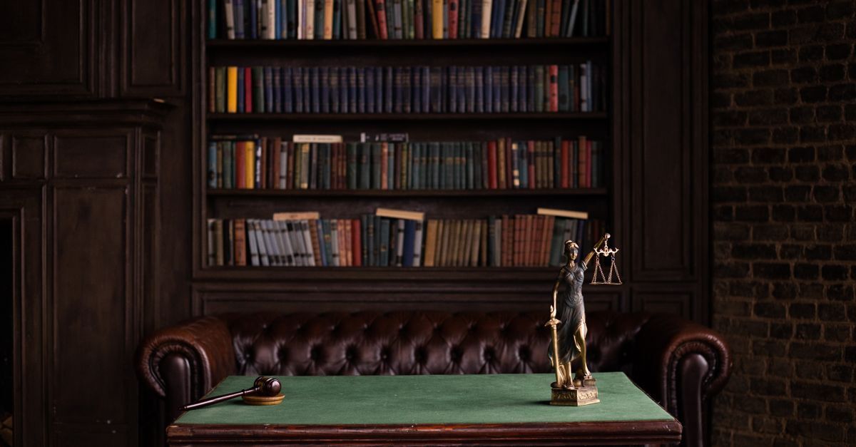 How brazilian legal system works inline 2 572360 1786206942 Escritório com mesa e livros, ambiente de trabalho ou estudo.