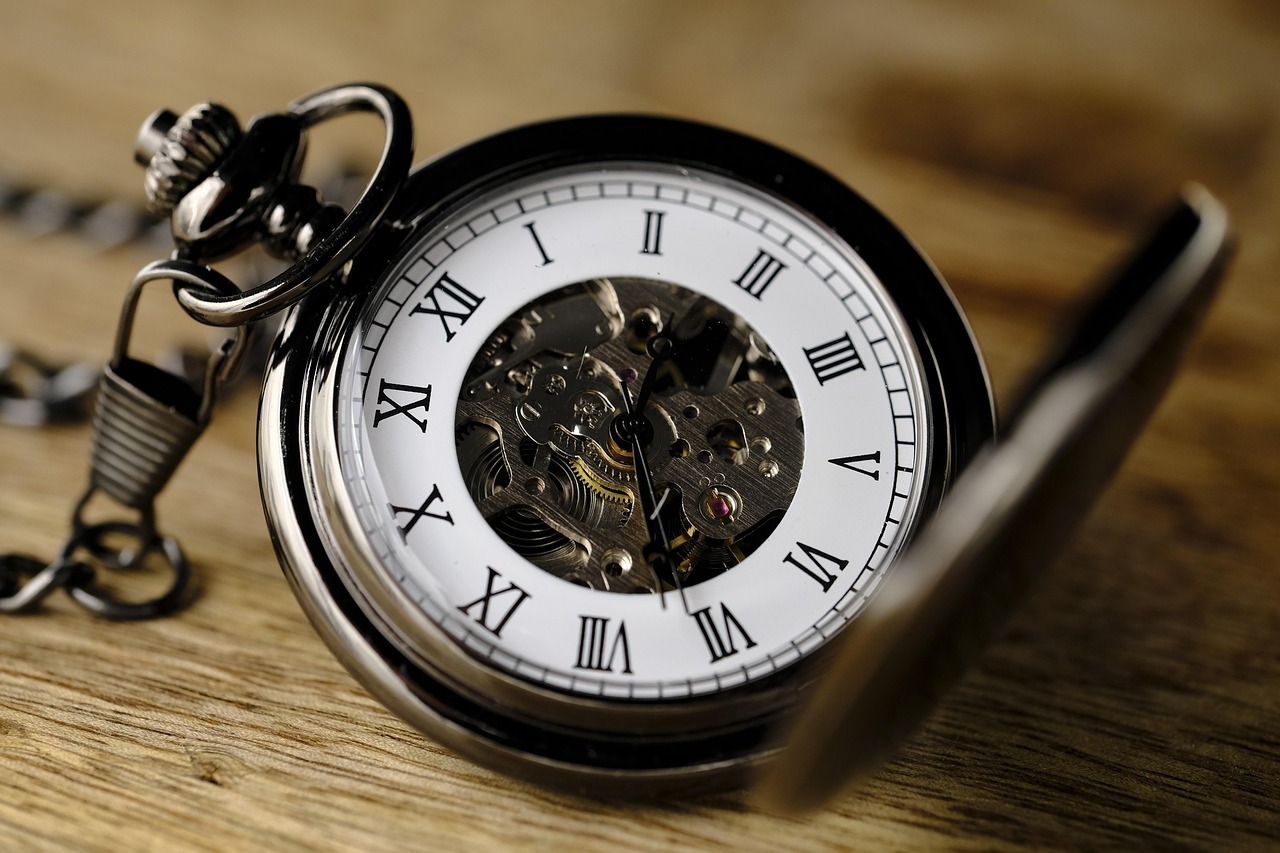 How long does a court case take in brazil realistic timelines by court inline 1 530451 1785764738 Relógio antigo aberto sobre uma superfície de madeira, mostrando os mecanismos internos.
