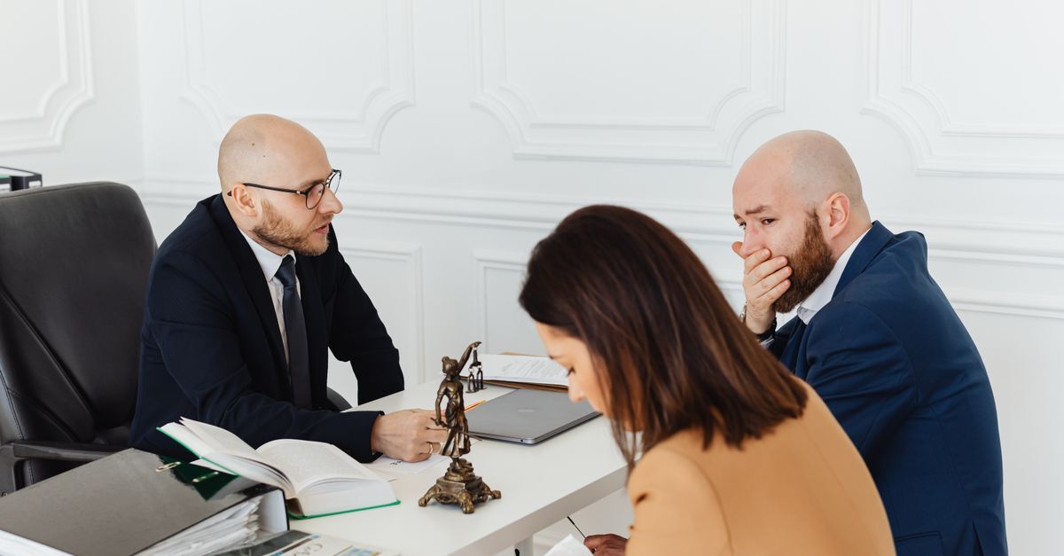 How to find and hire a lawyer in brazil and avoid scams inline 2 611515 1786628117 Cliente em uma sala de escritório conversando com um advogado.