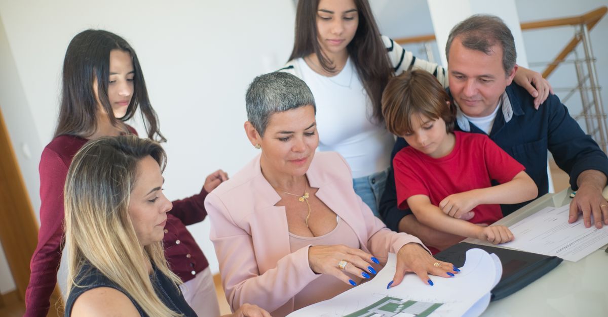 Inheritance for foreigners in brazil inline 2 662730 1787492043 Família discutindo documentos em uma mesa, possivelmente sobre sucessão.