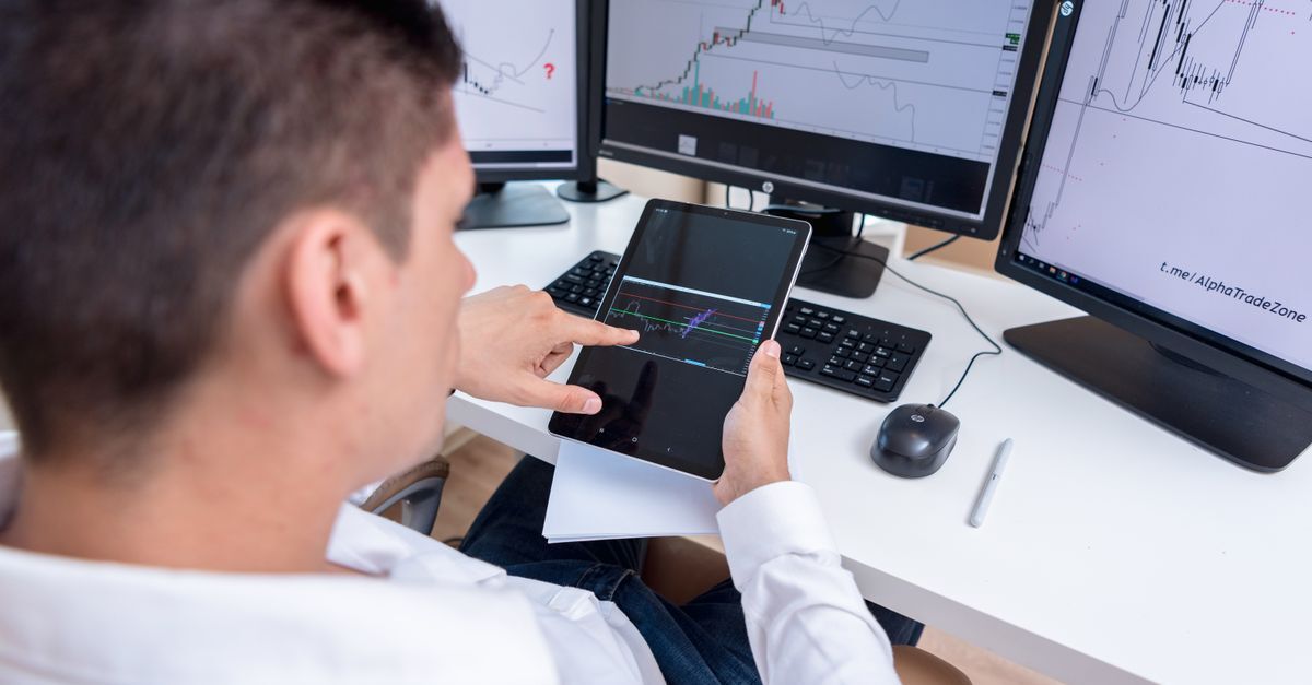 Insider trading e manipulacao de mercado inline 1 398834 1786550776 Homem analisando gráficos financeiros em um tablet em um ambiente de trabalho.