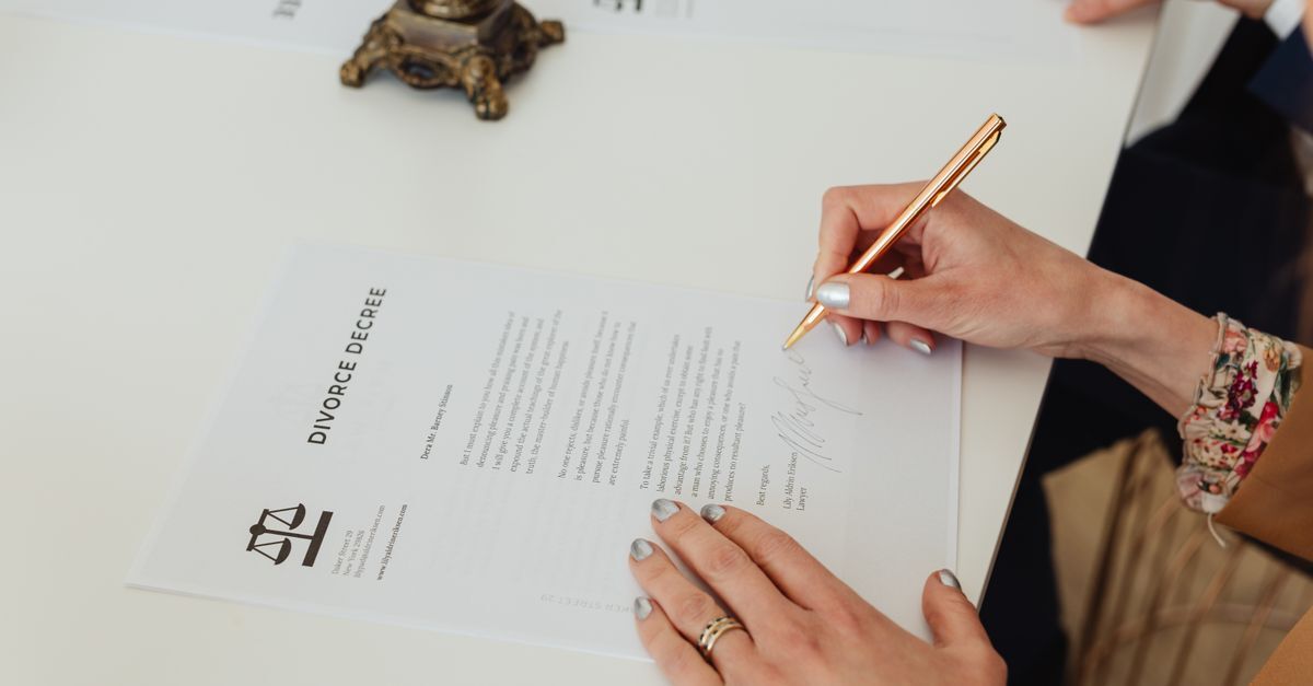 International arbitration in brazil inline 1 646177 1787070893 Mulher assinando um documento legal em uma mesa.