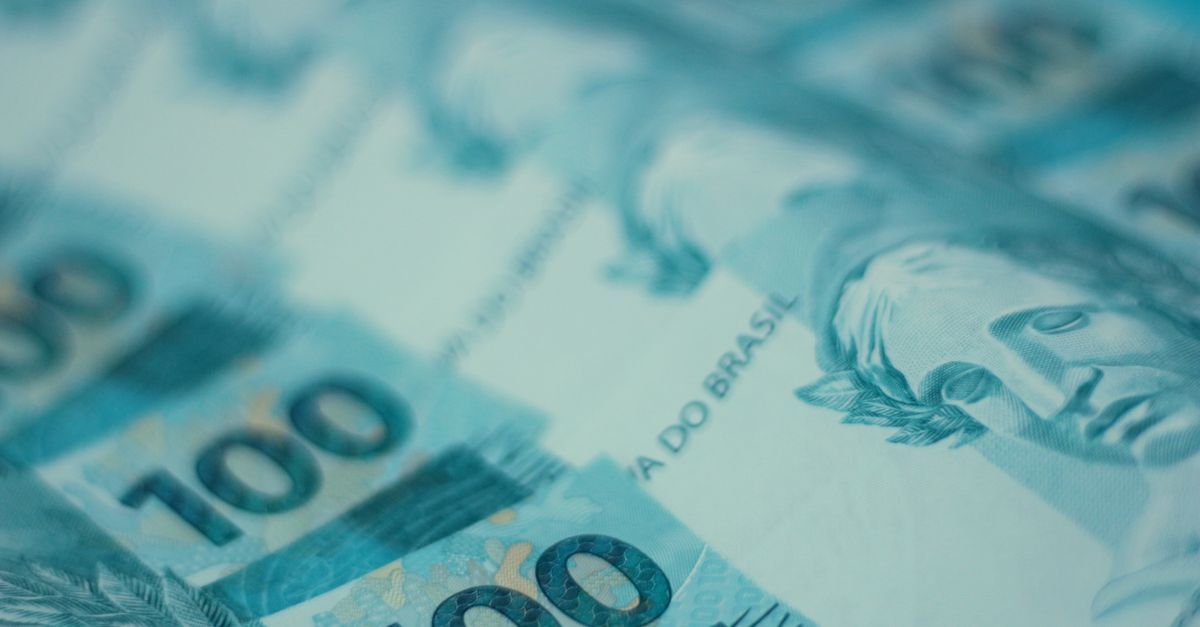 International contracts in brazil inline 2 634393 1786898045 Cédulas de 100 reais brasileiros em foco, com detalhes da imagem de d. Pedro i.