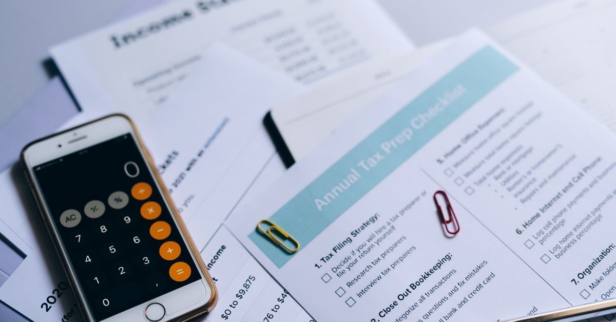 Papelada financeira e calculadora em uma mesa, situando o contexto de planejamento financeiro.