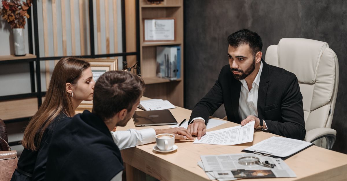Inventario e partilha inline 2 564531 1786102615 Duas pessoas discutindo documentos em uma mesa de escritório.