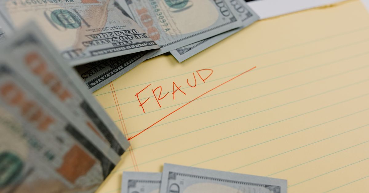 Lavagem de dinheiro inline 1 566731 1786131351 Dinheiro e papel com a palavra 'fraud' escrita, sugerindo situações de lavagem de dinheiro.