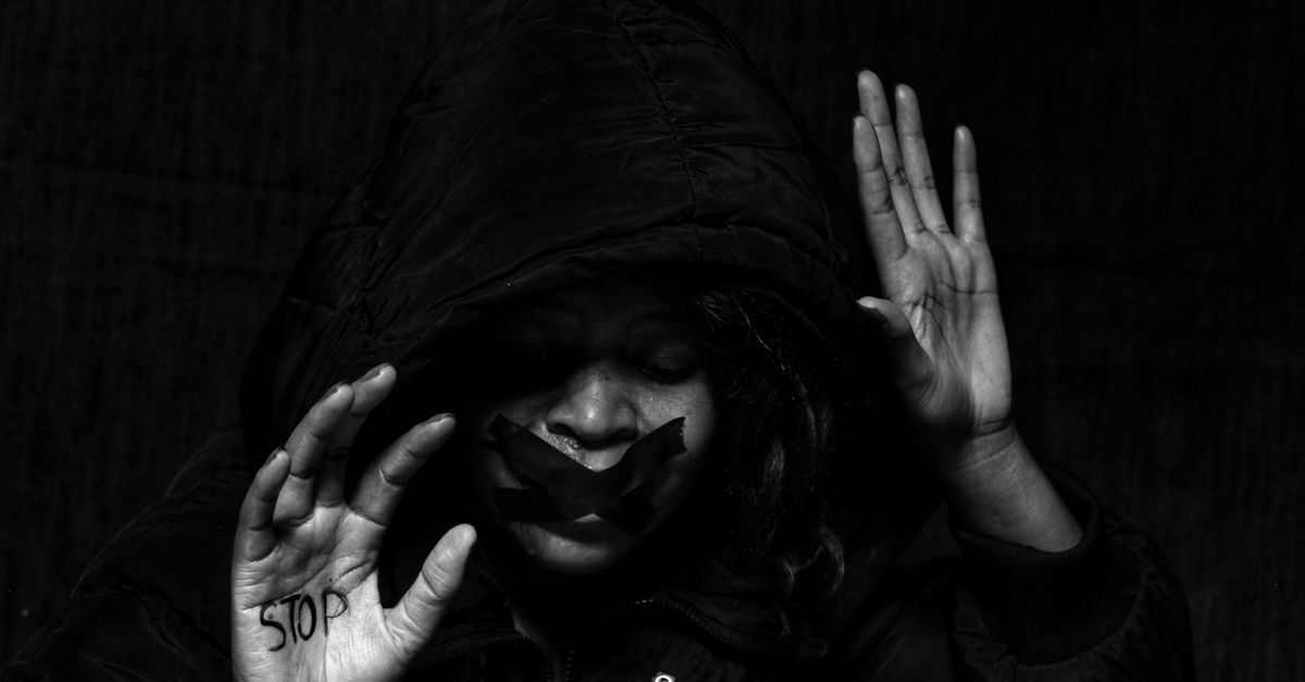 Lei maria da penha inline 1 628402 1786822521 Pessoa com as mãos levantadas e a boca tapada, simbolizando a necessidade de proteção e a impossibilidade de falar.