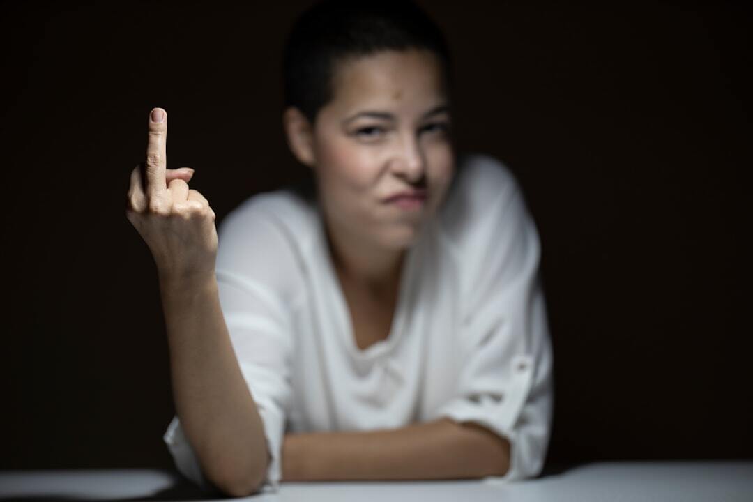 Lei maria da penha inline 2 628402 1786822531 Mulher em situação de conflito, fazendo um gesto de protesto ou denúncia.