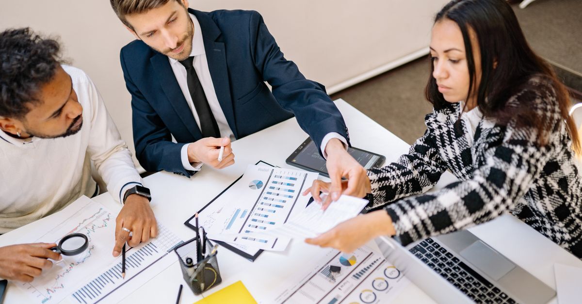 Lgpd compliance for foreign companies in brazil what you must do inline 1 564937 1786109682 Trio em reunião de trabalho discutindo documentos em uma mesa.