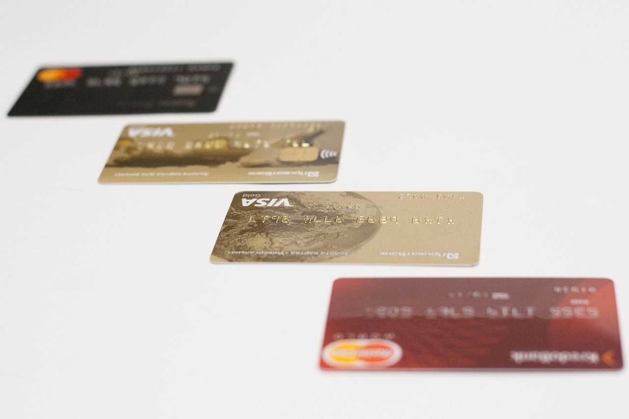 Negativacao indevida inline 1 86693 1786700142 Cartões de crédito de diferentes cores sobre uma superfície branca.
