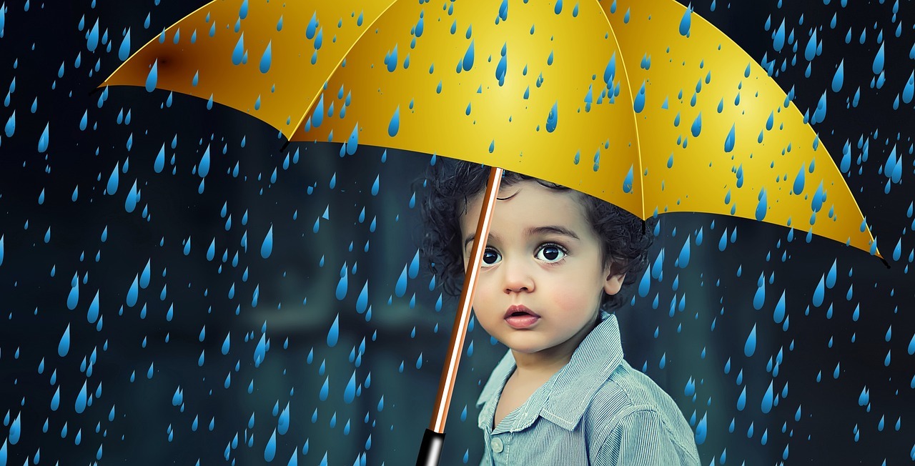 Criança sob guarda de guarda-chuva em chuva intensa, simbolizando necessidade de proteção.