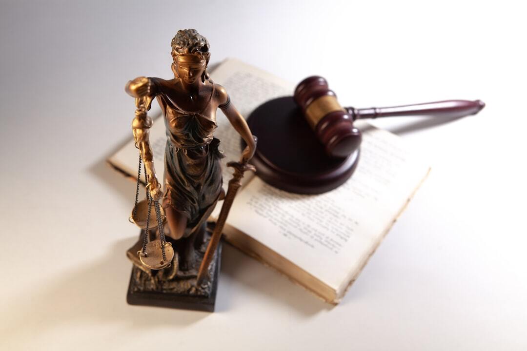 Organizacao criminosa inline 2 660409 1787328305 Estátua de justiça com balança e martelo ao lado de um livro aberto.
