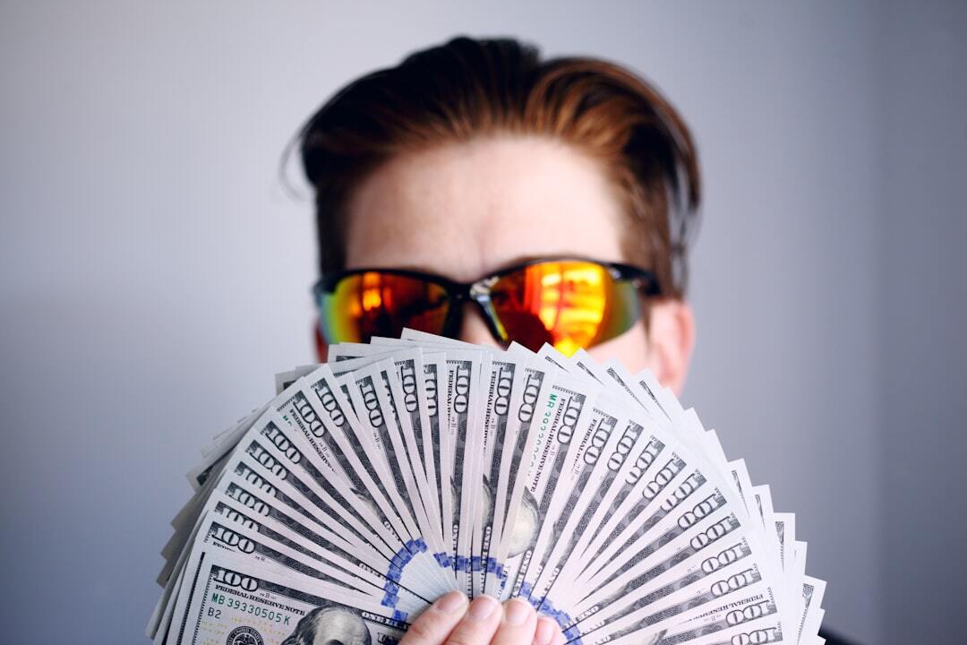 Pessoa com dinheiro em mãos, sugerindo um desvio financeiro.